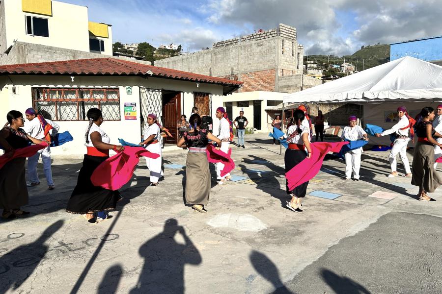 Grupo de jóvenes de Imbabura interpretan danzas típicas de la zona