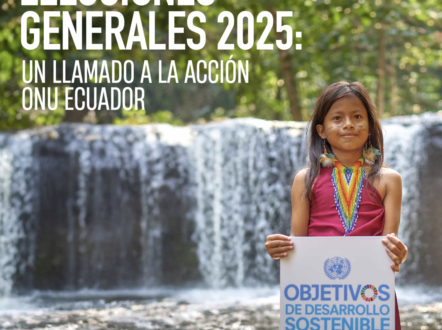 Portada de publicación "Elecciones Generales 2025, un llamado a la acción, ONU Ecuador" - la portada incluye el título de la publicación en azul, y la fotografía de una niña indígena de la comunidad kickwa de Pastaza, sosteniendo un cartel con la imagen de los Objetivos de Desarrollo Sostenible.