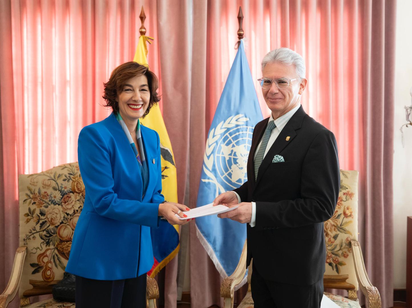 Imagen de Laura Melo entregando cartas credenciales al Canciller subrogante Carlos Játiva