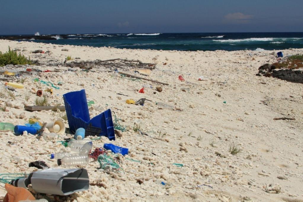 Imagen de la contaminación por plásticos procedentes de ultramar que siguen llegando a las playas de las Islas Galápagos.