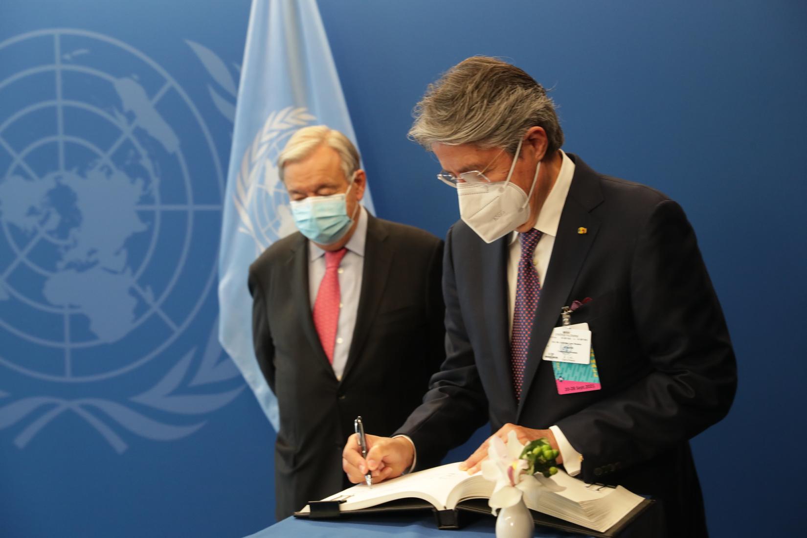 El presidente Lasso firma el libro protocolar en el despacho del Secretario General António Guterres