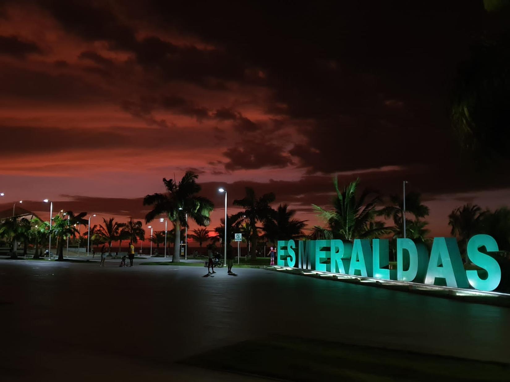 Vista nocturna del Malecón Las Palmas, Esmeraldas, Ecuador