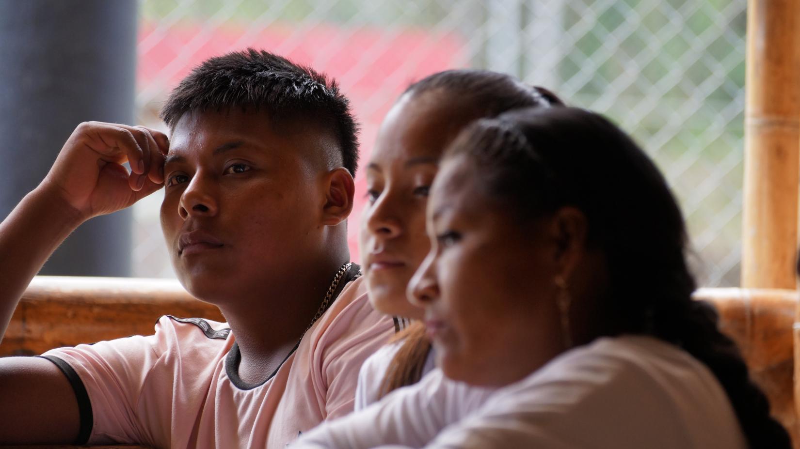 Rostros de indigenas de comunidad awa de Ecuador