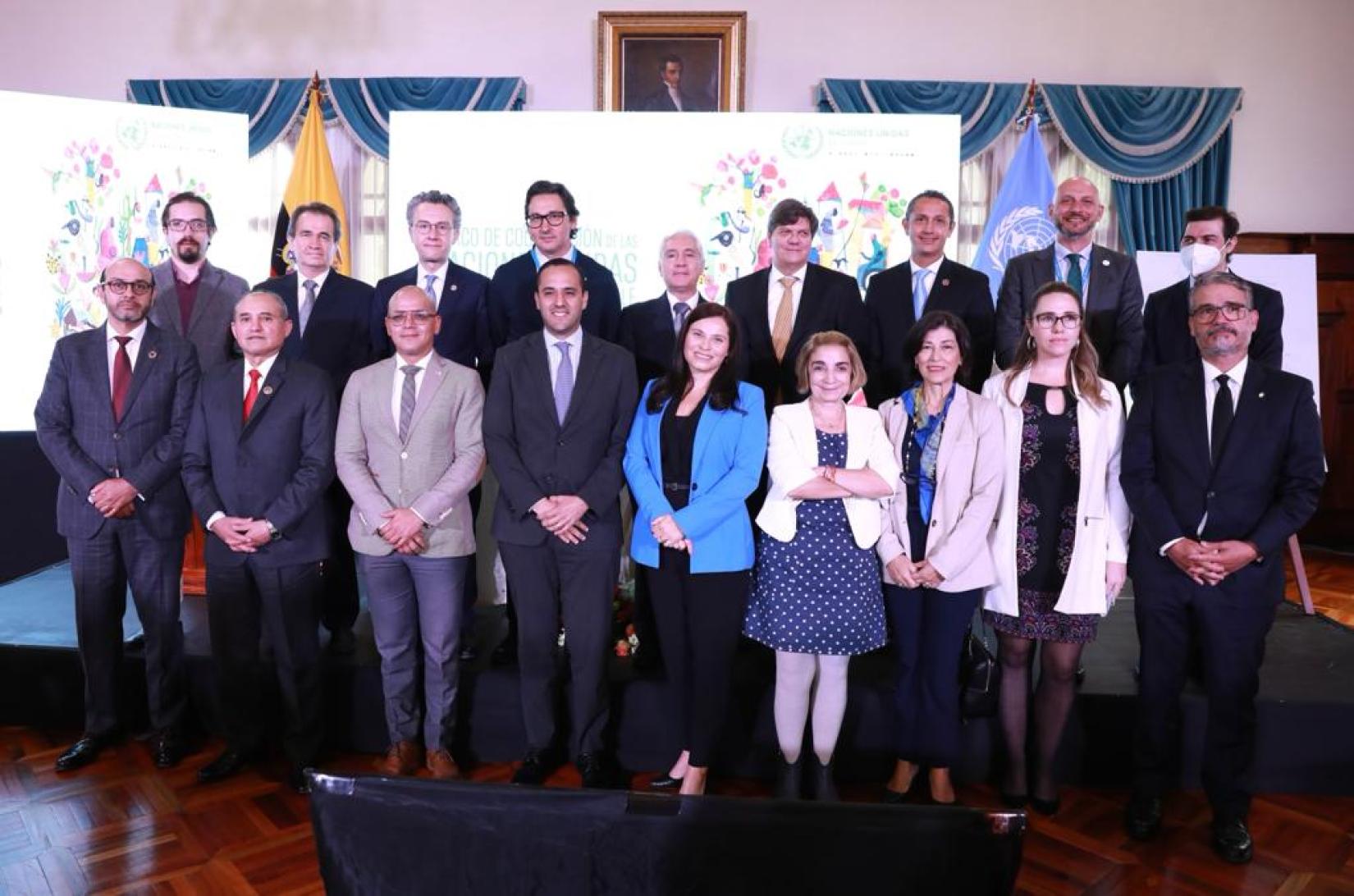 Imagen del equipo país de la ONU en Ecuador y autoridades gubernamentales