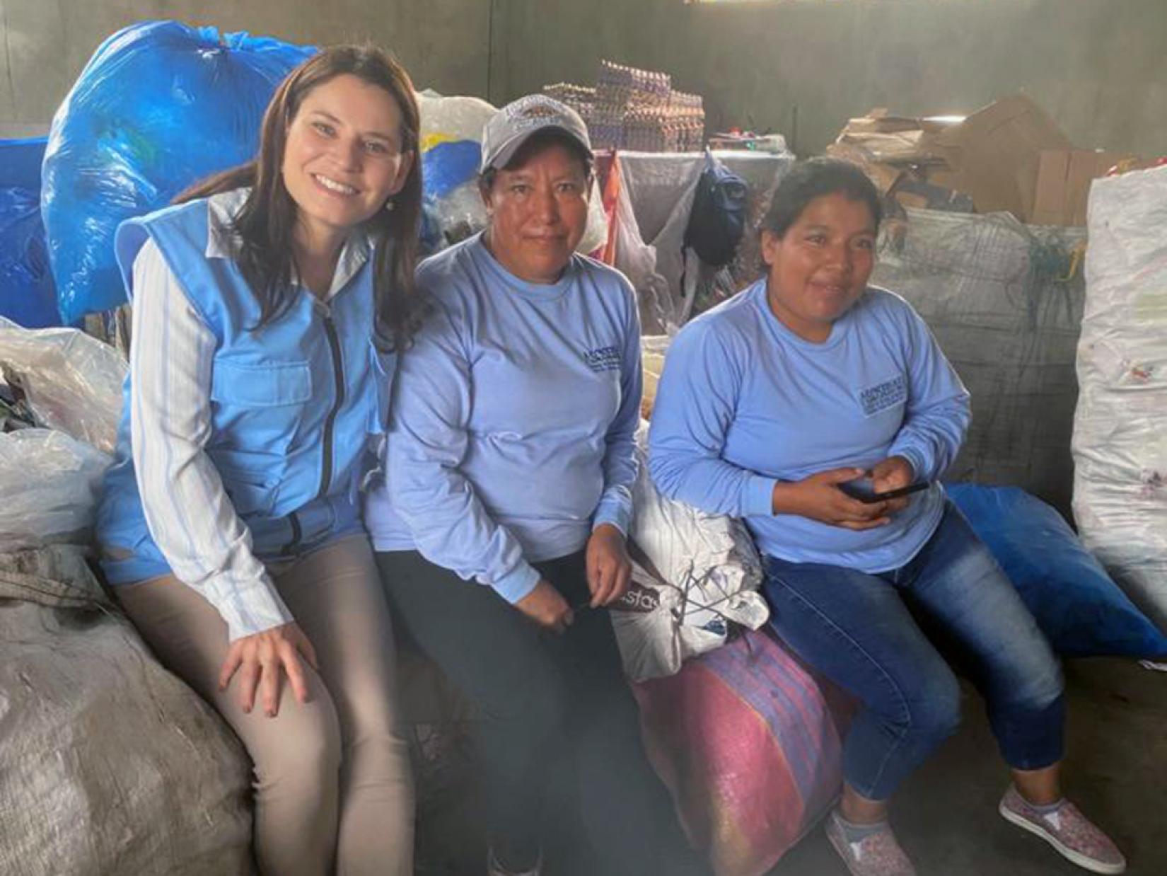 Imagen de dos mujeres recicladoras en Lago Agrio, Ecuador