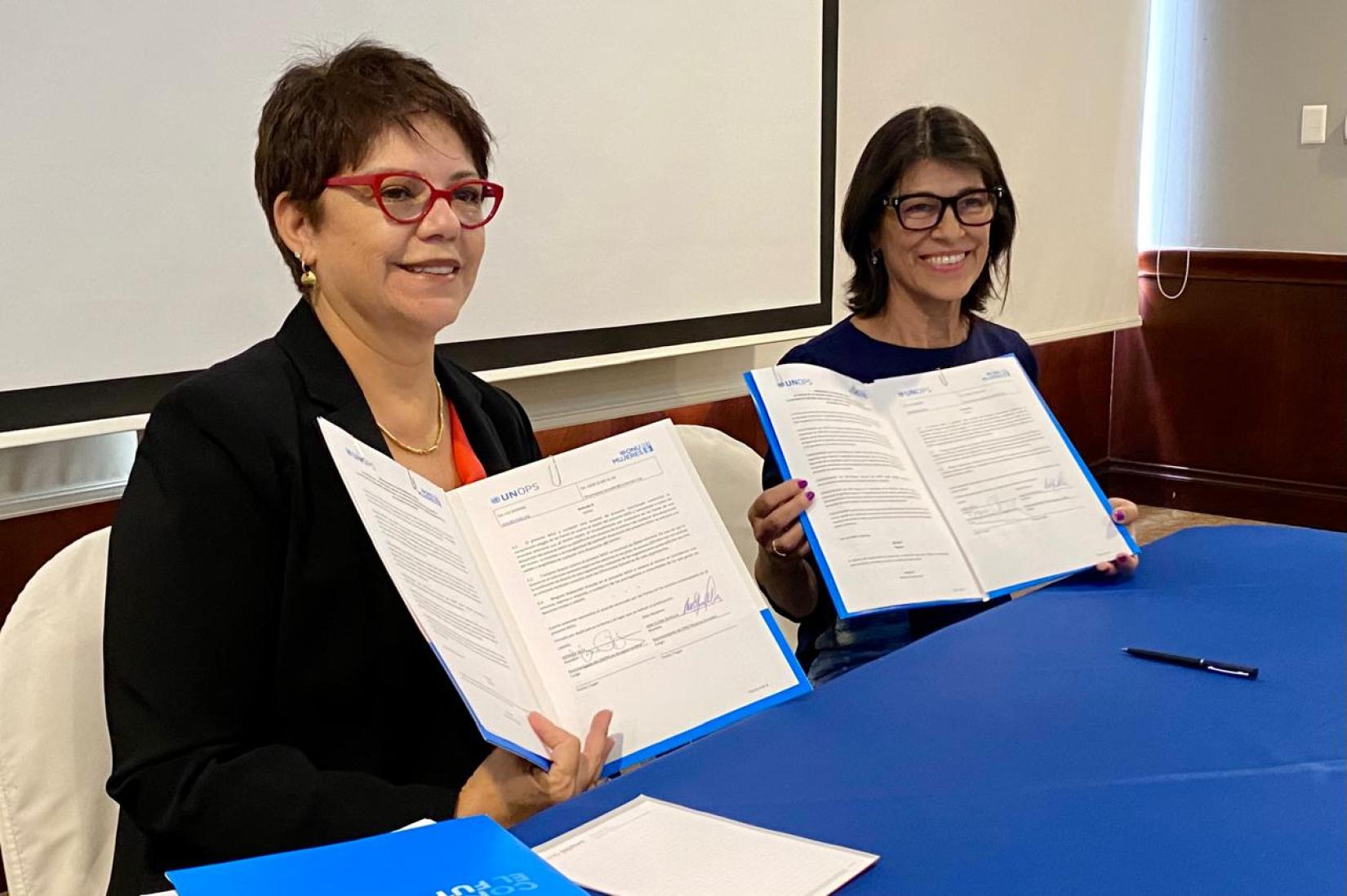 Imagen de firma acuerdo ONU Mujeres y UNOPS en Quito