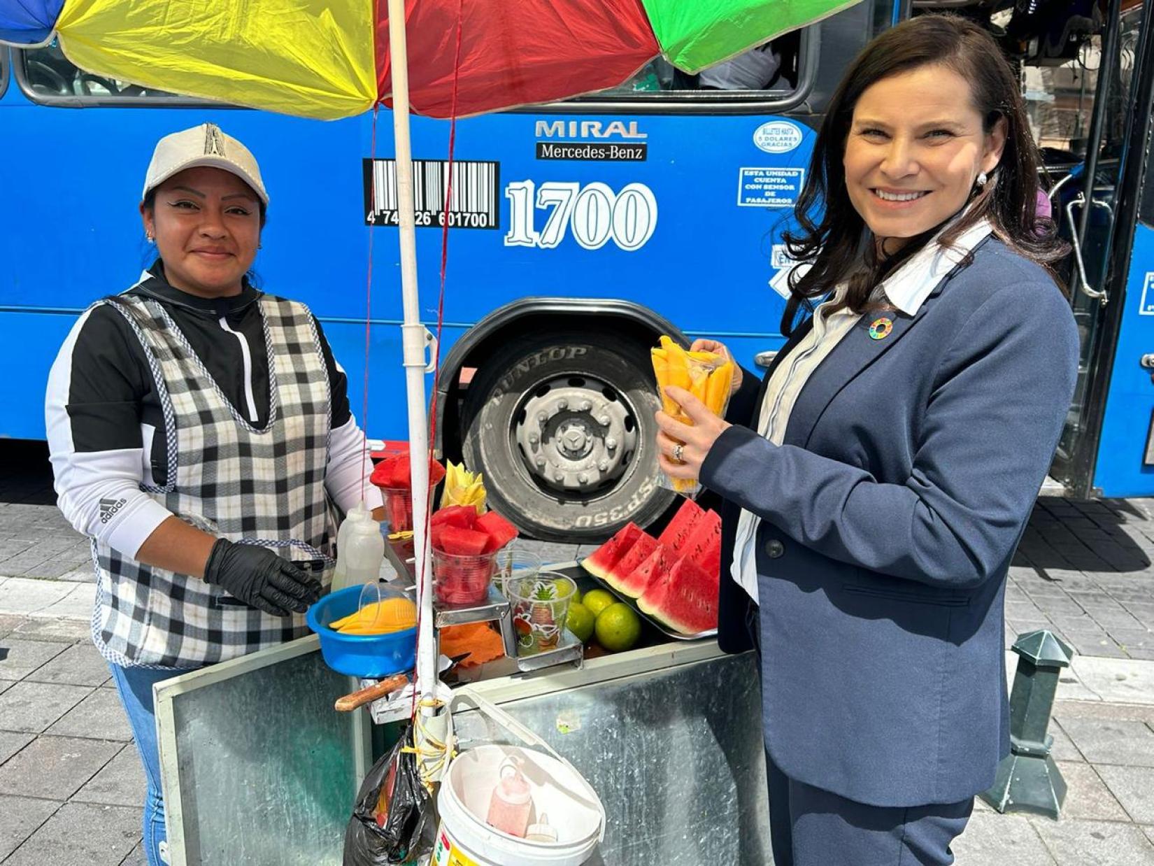 Junto a Liliana, una vendedora que lleva frescas frutas a las calles de Quito, compartiendo su producto y su calidez