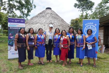 Imagen grupal de mujeres de comunidades shuar se capacitan en microfinanzas sostenibles