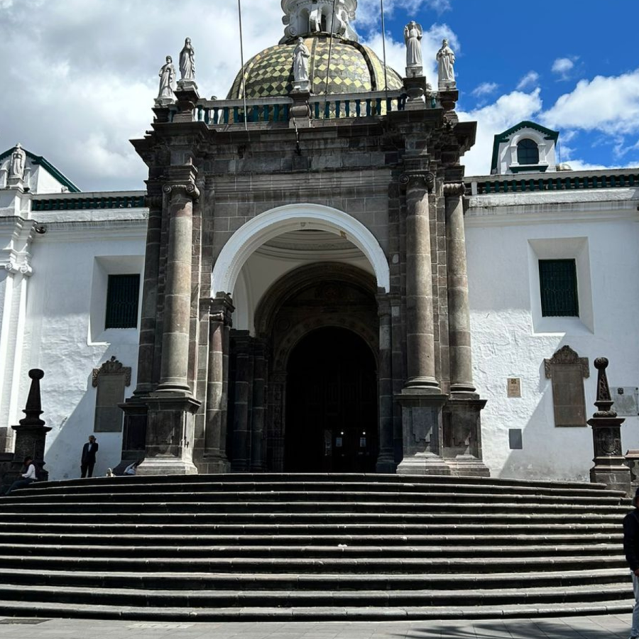 Recorriendo el Centro Histórico de Quito, que es considerado como el más grande y mejor conservado de América. Fue declarado Patrimonio de la Humanidad por la UNESCO en 1978. 