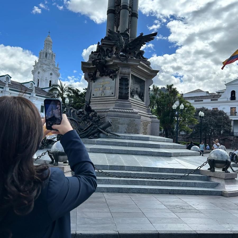 Recorriendo el Centro Histórico de Quito, que es considerado como el más grande y mejor conservado de América. Fue declarado Patrimonio de la Humanidad por la UNESCO en 1978. 