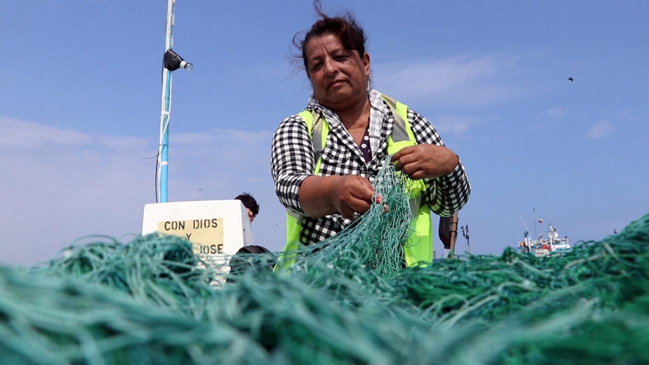 Milagros Vélez recoge redes luego de una faena de pesca en las costas de Manabí, Ecuador.