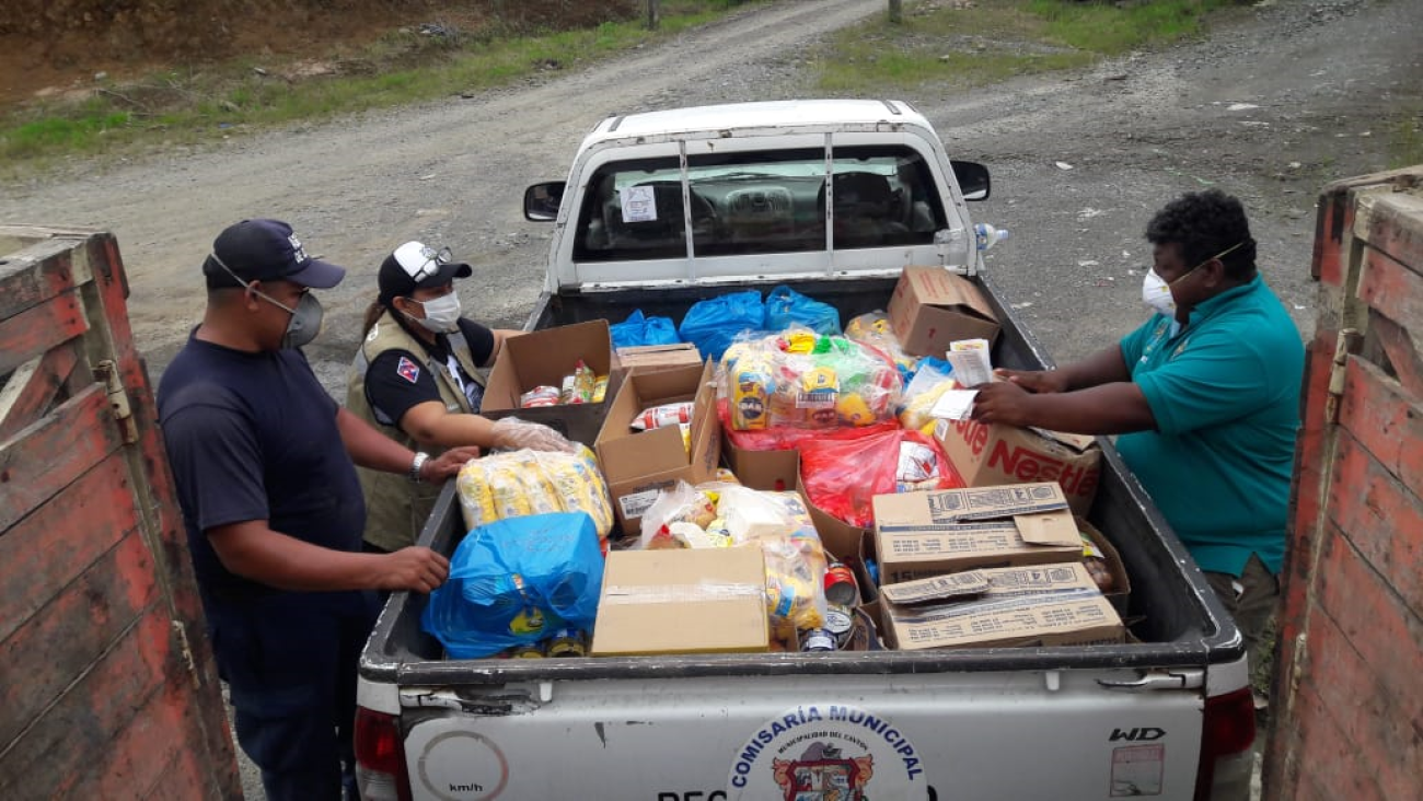 Funcionarios locales entregan kits de alimentos a familias en Pedernales, Ecuador