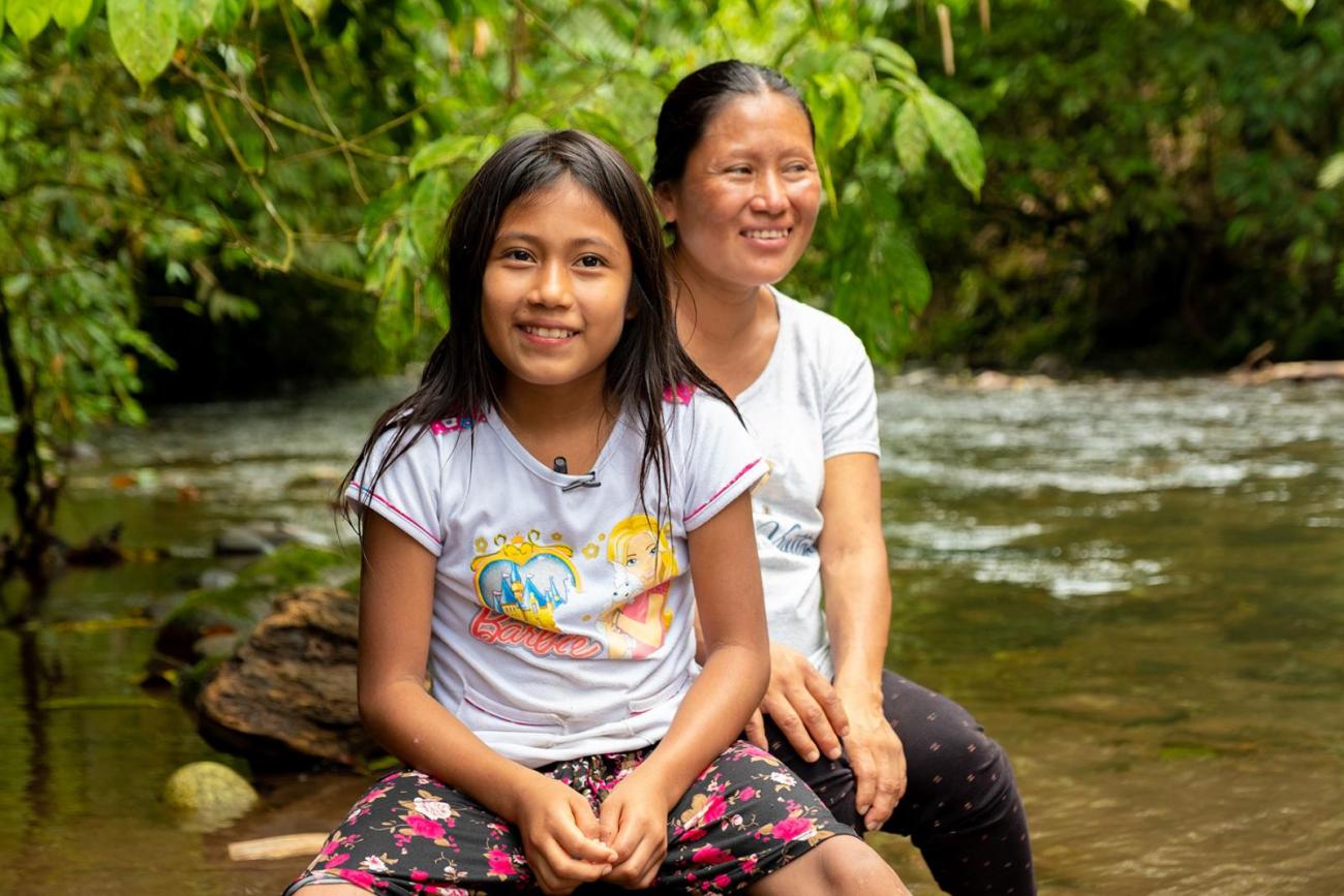 Raiza, niña de la comunidad amazónica de Pandayacu junto a su madre