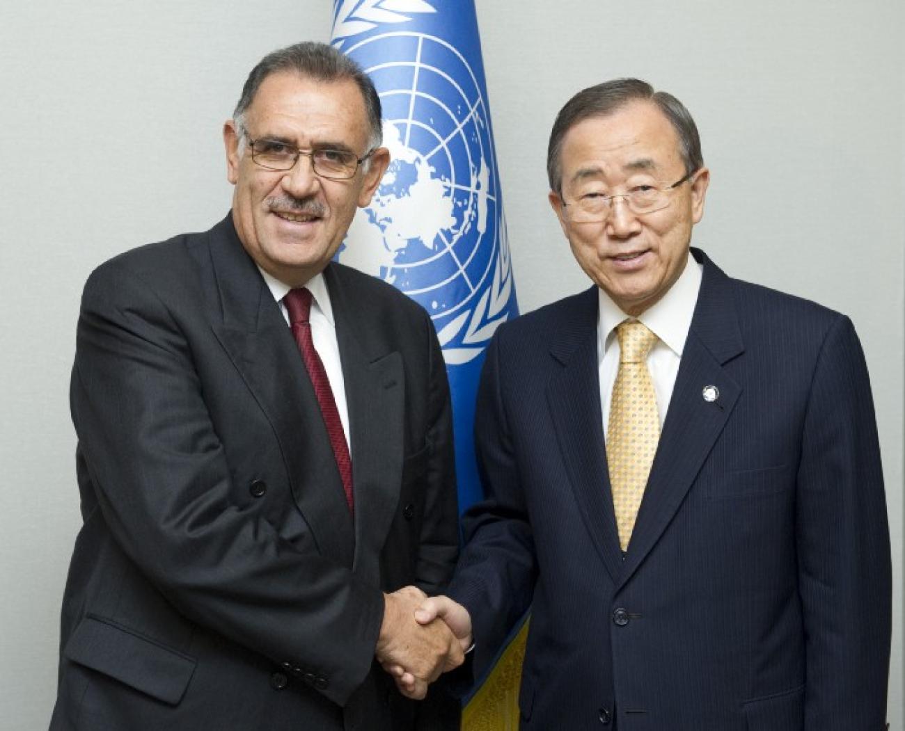 Miguel Bermeo-Estrella y el ex Secretario General Ban Ki-moon estrechan la mano en Nueva York