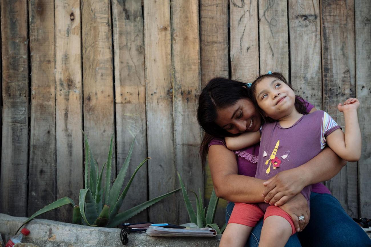 Magdalena Zambrano y su hija Brithany, habitantes de Monte Sinaí, en Guayaqui, Ecuador