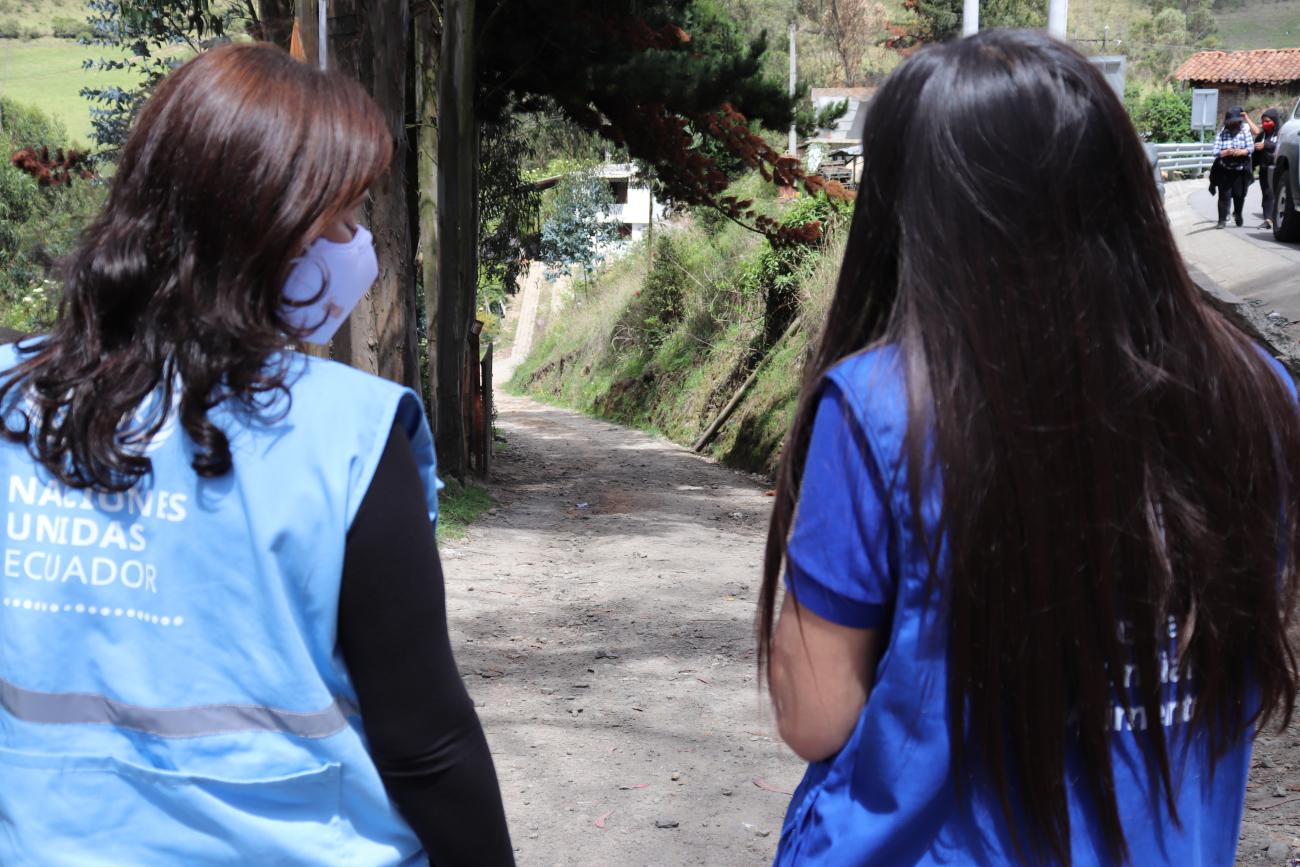 Lena Savelli recorre "trochas" en el límite entre Ecuador y Colombia