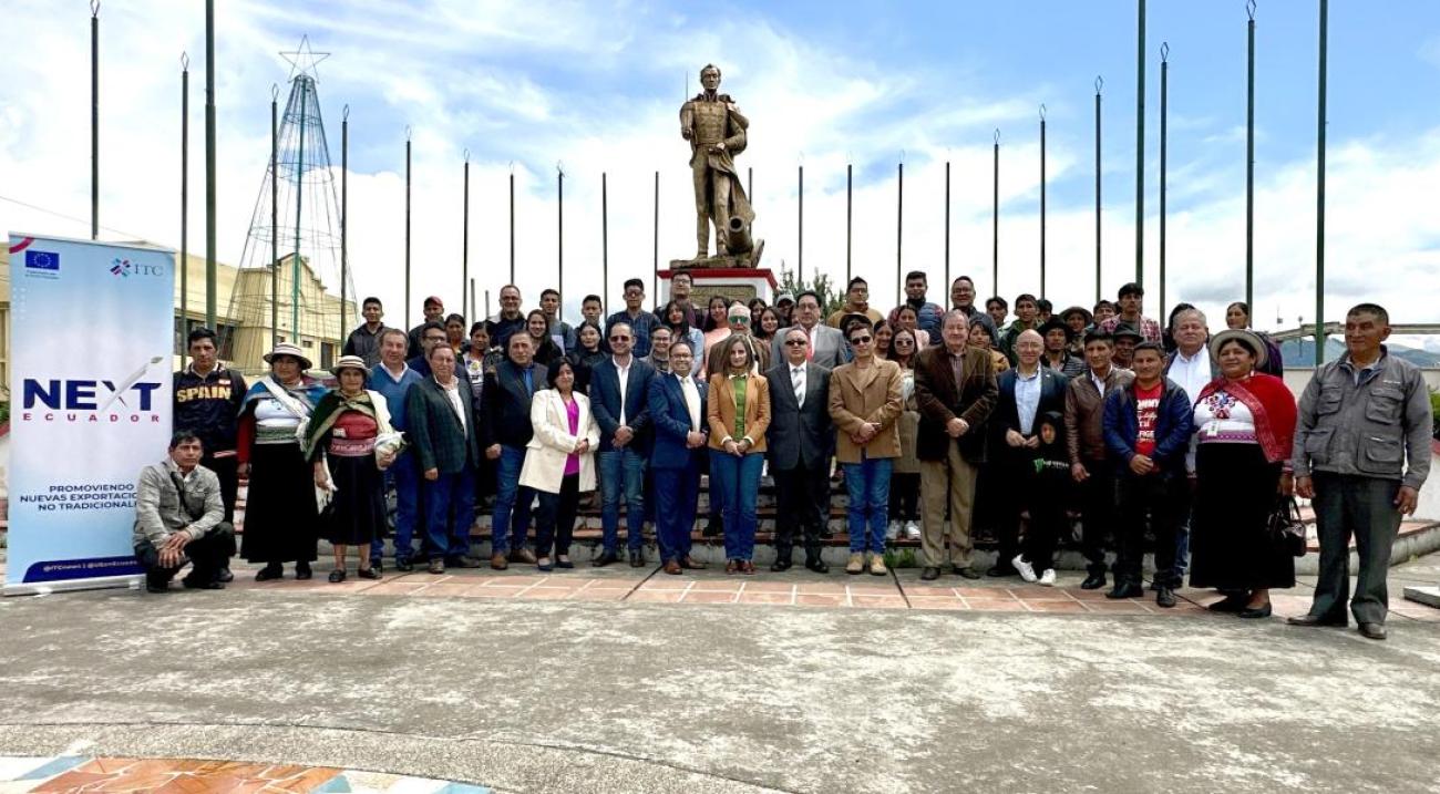 Capacitadores y funcionarios del programa junto a productores de mora de Castilla 