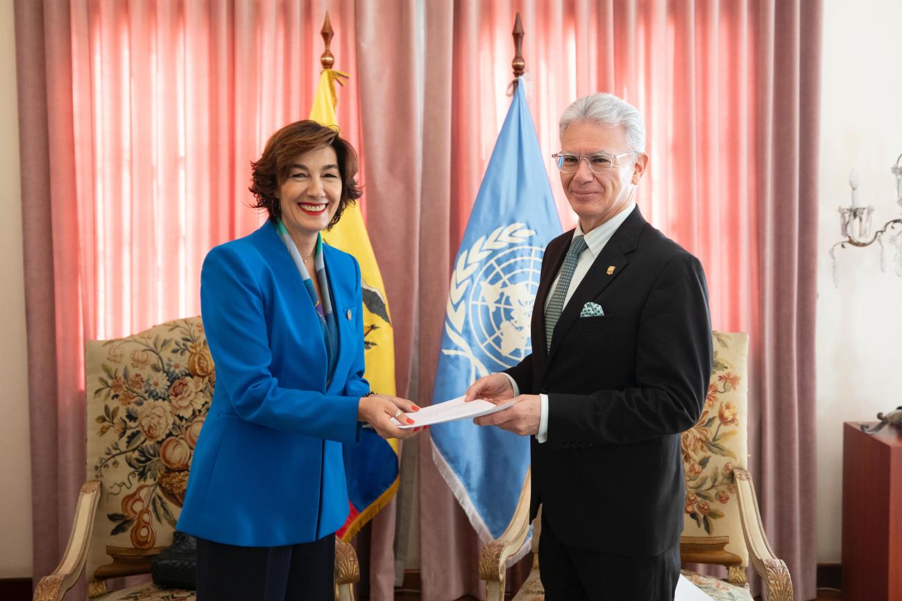 Imagen de Laura Melo entregando cartas credenciales al Canciller subrogante Carlos Játiva