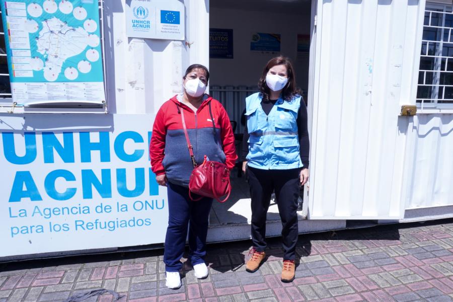 Lena Savelli y Rosa Ochoa, en el campamento de ACNUR en el puente internacional de Rumichaca, la frontera entre Ecuador y Colombia