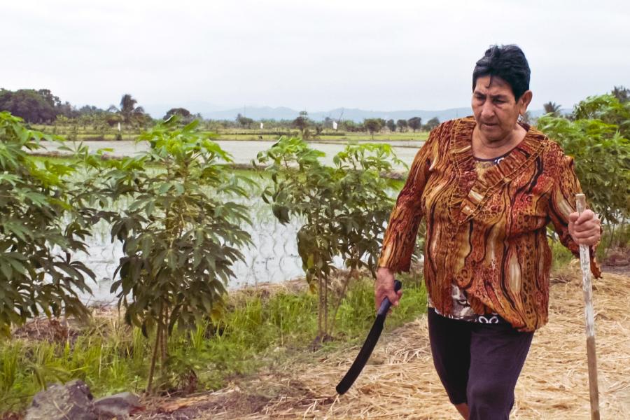 Imagen de una mujer productora de la zona agrícola de la provincia de Loja