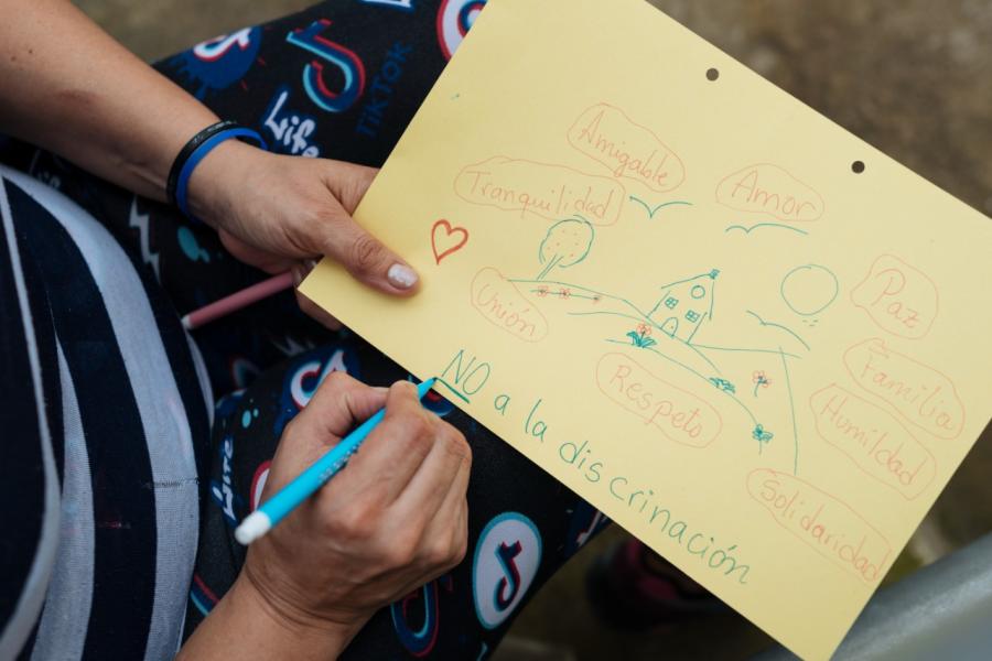 Detalle de un dibujo a mano realizado por una persona en situación de refugio