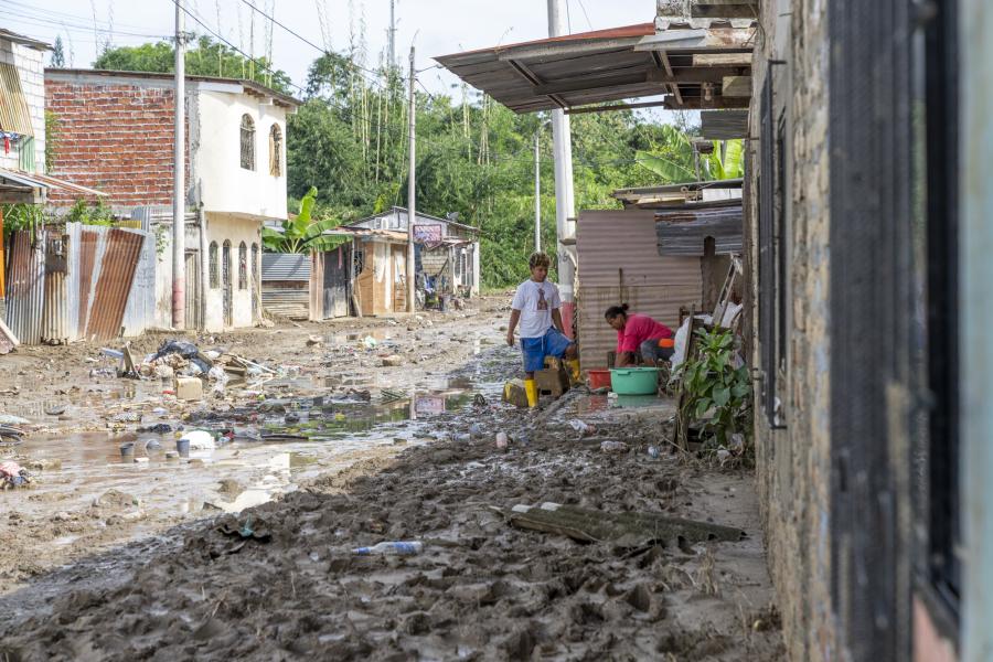 Imagen de un barrio de Esmeraldas, Ecuador, afectado por la crecida de un río aledaño.