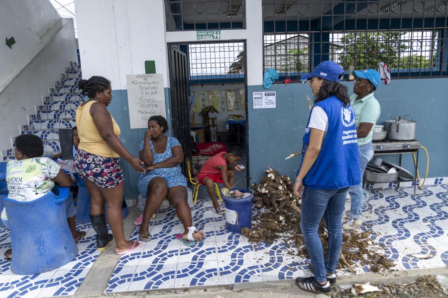 Personal de WFP Ecuador asiste a la población afectada en Esmeraldas