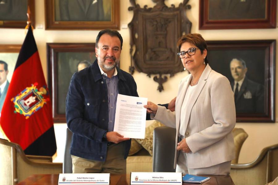 Pabel Muñoz y Mónica Siles firman el acuerdo con UNOPS para promover  la Gestión Inteligente del Transporte