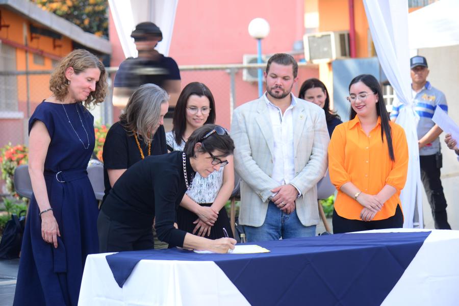 Firma de acta de compromiso por autoridades locales, nacionales y representantes del SNU.