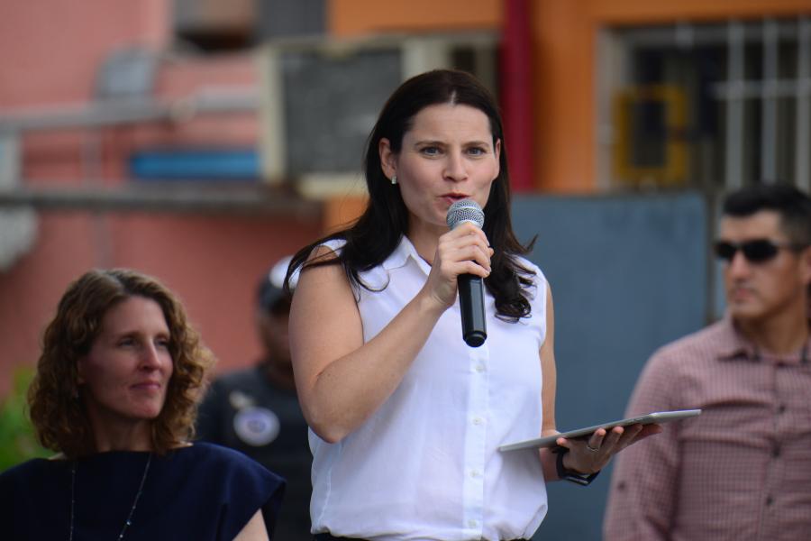 Lena Savelli, Coordinadora Residente de Naciones Unidas en Ecuador dirigiéndose al público del evento.