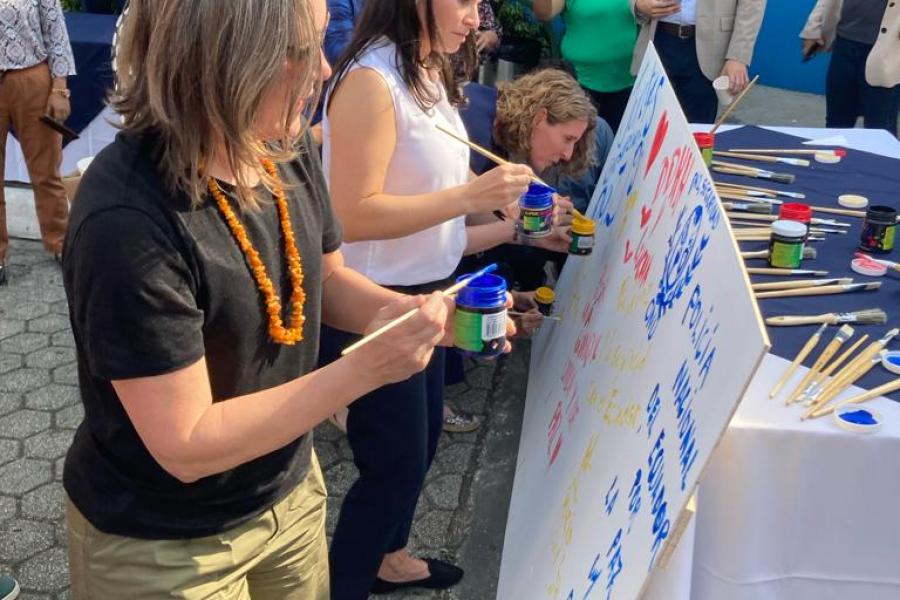 Autoridades invitadas firman el mural simbólico en el inicio del proyecto "Construimos paz" en Guayaquil.