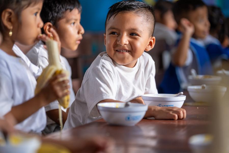 Niños ecuatorianos residentes de zonas rurales del país, beneficiados de programas de alimentación escolar, en 2024