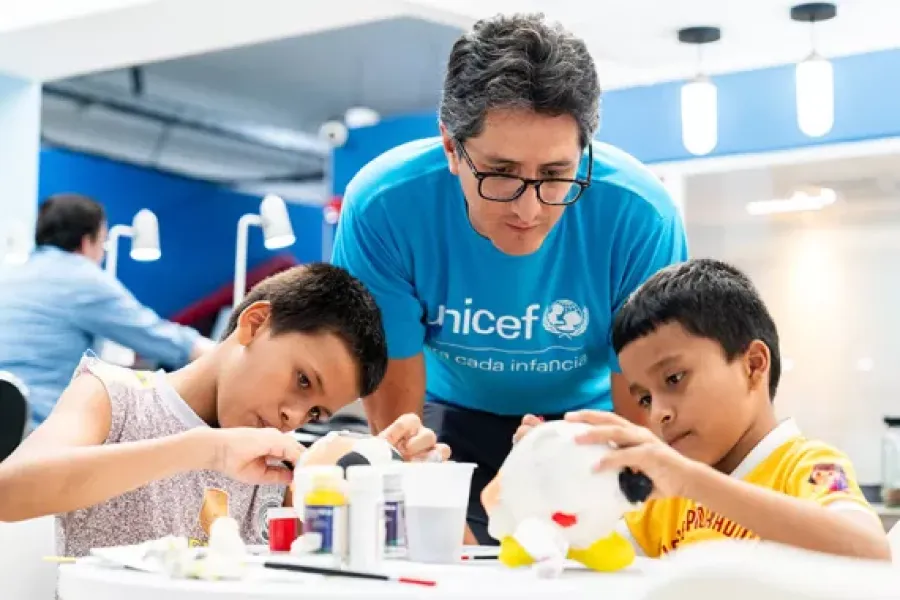 Imagen de José Guerra, de UNICEF, junto a niños de Esmeraldas en el EAI