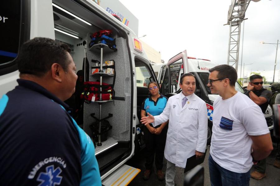 Imagen del presidente Daniel Noboa y del Ministro de Salud, en la entrega de ambulancias al Ministerio de Salud de Ecuador, con apoyo de UNOPS