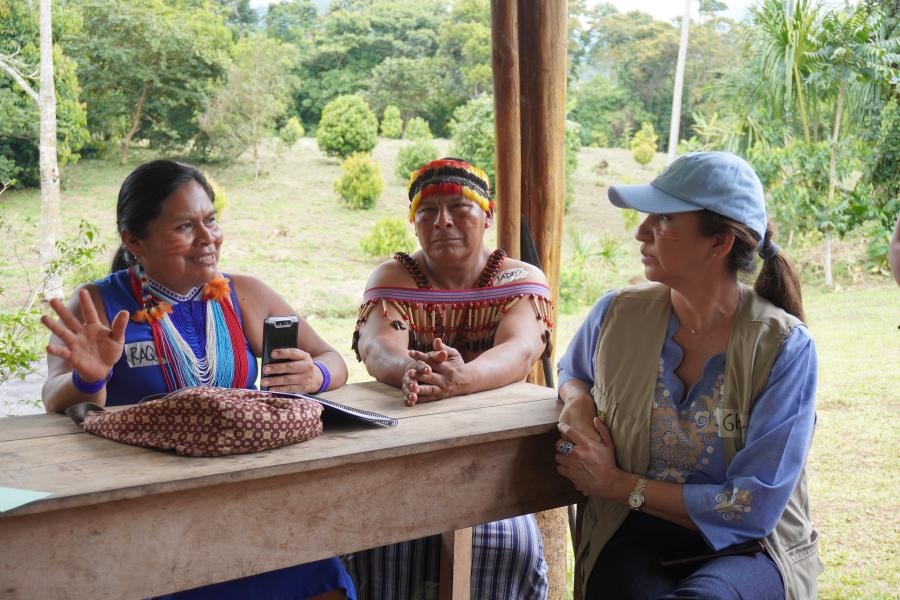 Imagen de líderes shuar ecuatorianos