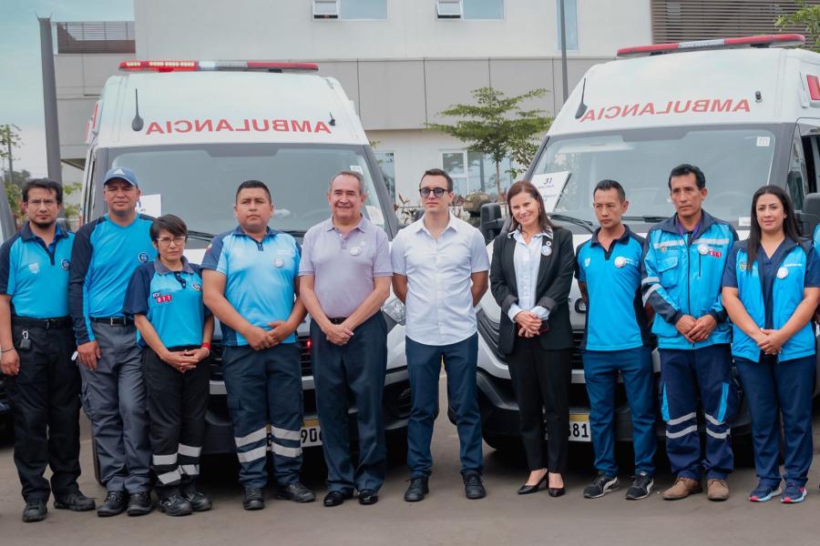 Imagen de autoridades nacionales y de la ONU recibiendo flota de ambulancias