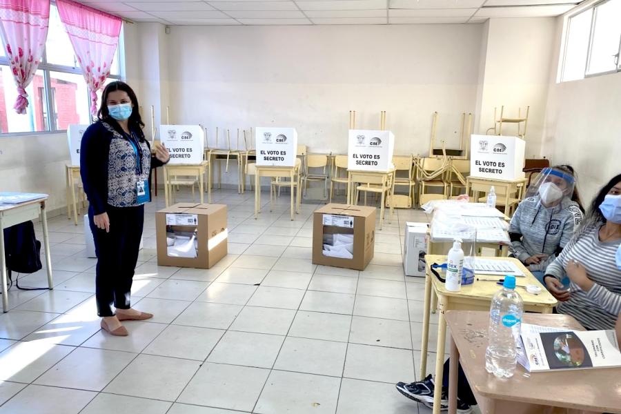 Imagen de Lena Savelli en visita recinto electoral - febrero 2021