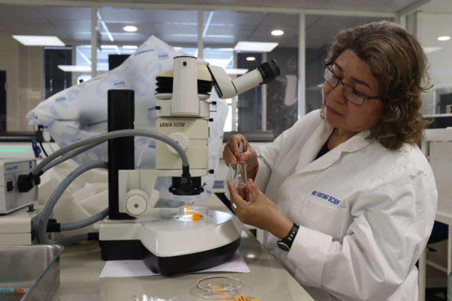Imagen de científica analizando muestras marinas