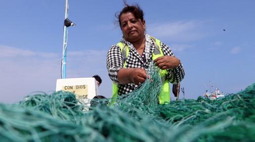 Milagros Vélez recoge redes luego de una faena de pesca en las costas de Manabí, Ecuador.
