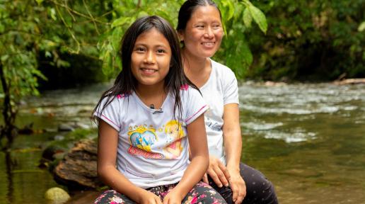 Raiza, niña de la comunidad amazónica de Pandayacu junto a su madre