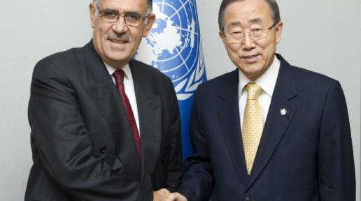 Miguel Bermeo-Estrella y el ex Secretario General Ban Ki-moon estrechan la mano en Nueva York