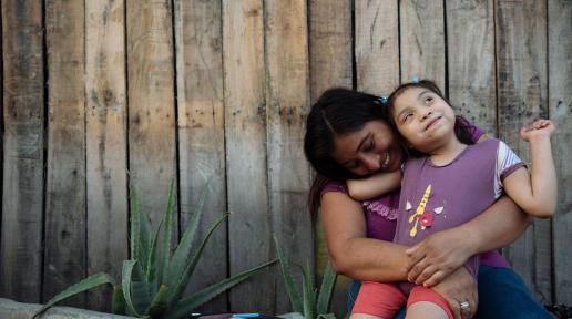 Magdalena Zambrano y su hija Brithany, habitantes de Monte Sinaí, en Guayaqui, Ecuador