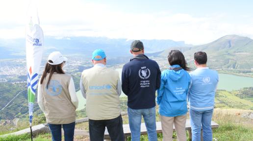 Miembros del equipo de las Naciones Unidas en Ecuador, en el mirador de la laguna de Yahuarcocha, en Imbabura.