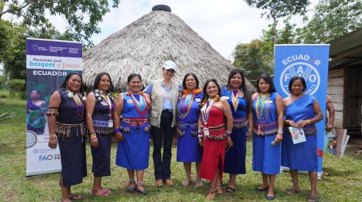 Imagen grupal de mujeres de comunidades shuar se capacitan en microfinanzas sostenibles
